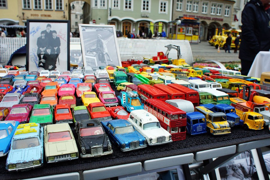 Raritätenflohmarkt am Linzer Hauptplatz - Autoflotte (c) Stern&Kringel
