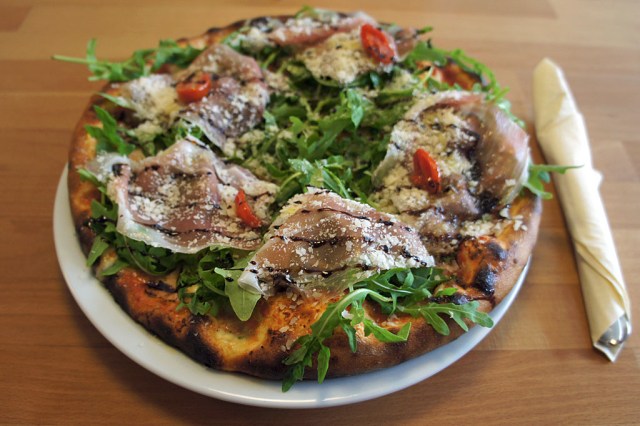 Pizzamanufaktur Casa Vecchia - Handgefertigte Pizza mit italienischem Bio-Prosciutto (c) Stern&Kringel